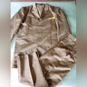Gianni Vironi 2 Piece Suit Gold Diamon Design Size 48L/42W